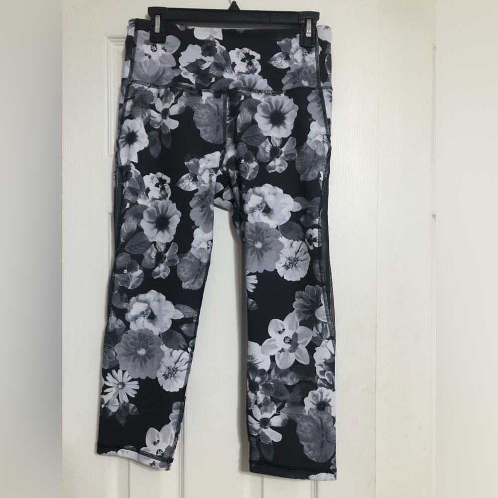 Old Navy active go dry large cropped black white gray floral‎ high rise leggings